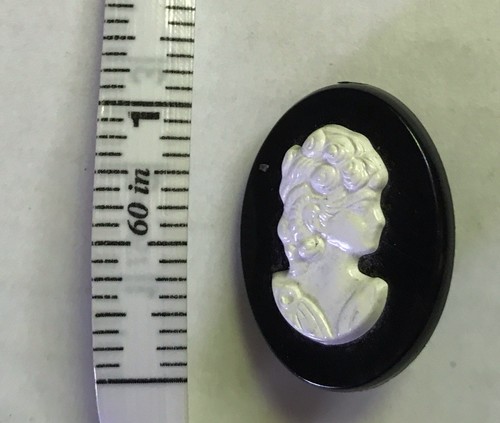 Lot of VTG cameo jewelry 1 pendants and 3 pins - Picture 6 of 6