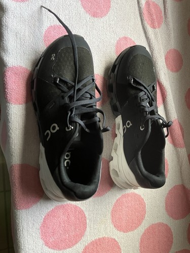 ON Cloudflyer 4 Damen Sport/Freizeitschuh Schwarz /weiß Gr. 39