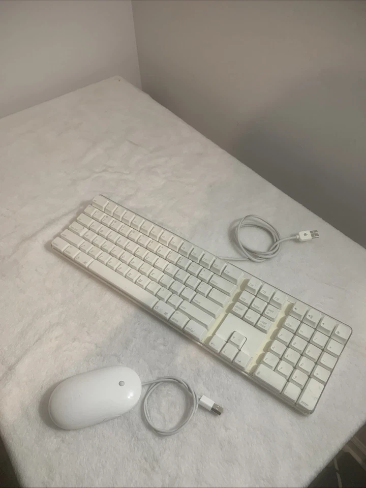 Genuine & Vintage Apple A1048 Keyboard and Apple A1152 Mighty Mouse - White - Image 4 of 4