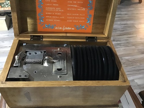 Antike - MIM Lador 50er Jahre Holz Spieluhr mit 12 Schallplatten. - Bild 2 von 3