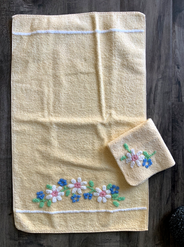 Vintage Yellow CHENILLE Bath HAND TOWEL and Facecloth White Blue Daisies - Picture 4 of 7