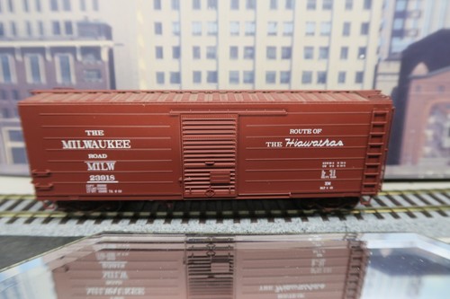 INTERMOUNTAIN HO SCALE #48501-06 MILWAUKEE ROAD MILW 23918 BOX CAR HIAWATHA! - Picture 8 of 22