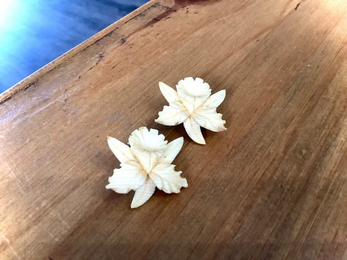 BEAUTIFUL VINTAGE 1950s HAND-CARVED ORCHID FLOWER CLIP-ON PAIR OF EARRINGS - Picture 18 of 24