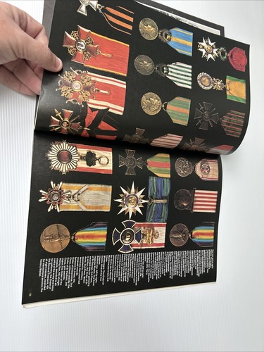 Purnell's history of the world wars HERALDRY OF WAR Medals Badges and Uniforms - Picture 16 of 24