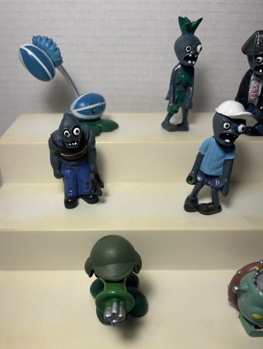 Lot of 11 Plants vs Zombies Figures All Different - No Dupes - Picture 3 of 5