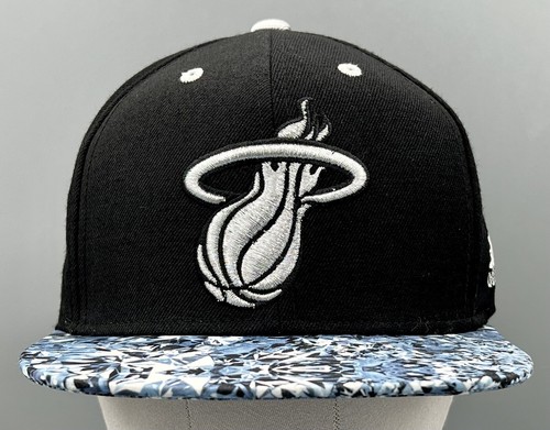 NUOVO CAPPELLO NERO MIAMI HEAT ADIDAS Uomo in Lana Snapback Platino D-Wade LeBron - Foto 2 di 24