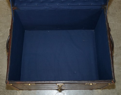 ONE OF A KIND ANTIQUE BROWN LEATHER STEAMER TRUNK WITH ARMORIAL COAT OF ARMS - Picture 22 of 23