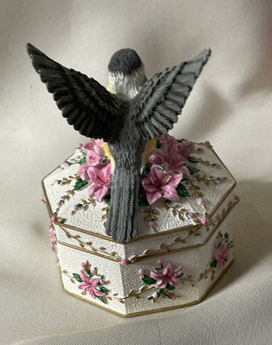 Holsted House Chickadee Vogel Musik Schmuckkästchen Wings of Love 2001 Vintage - Bild 3 von 7