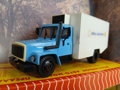 Camión 1/43 Companion (Rusia) GAZ 3307 "Huevos y pollos" - Imagen 2 de 3
