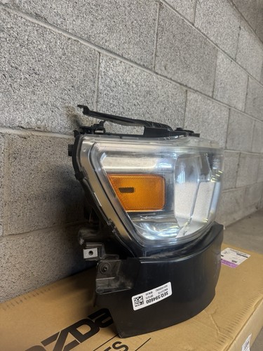 2019-2024 RAM 1500 Halogen RH Passenger Headlight Chrome Inner Trim 68316080AJ - Picture 2 of 11