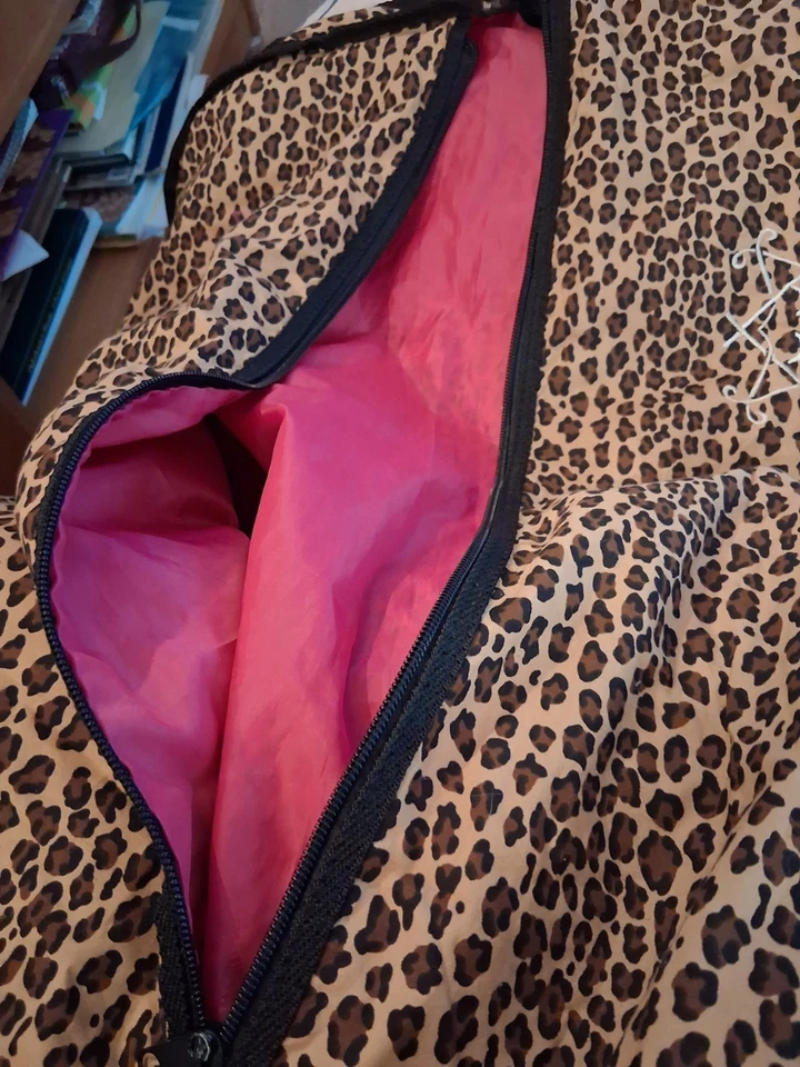Bolso de Ropa Estampado de Leopardo con Forro Rosa con Monograma y Cremallera Foto 2 de 3