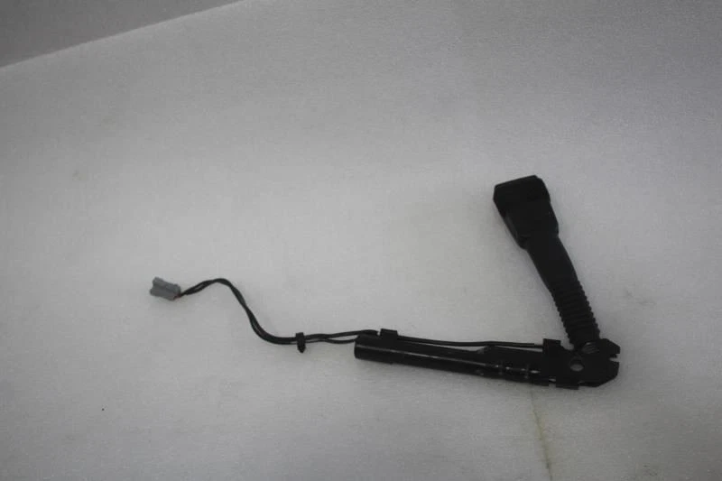 BMW 135i 2008 pasajero derecho cinturón de seguridad delantero hebilla negro Foto 3 de 4