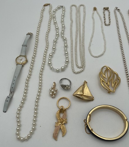 VTG Lot of 7 Wearable Costume Jewelry Necklaces Pearl Type Pins Rings Gold Tones - Picture 2 of 7