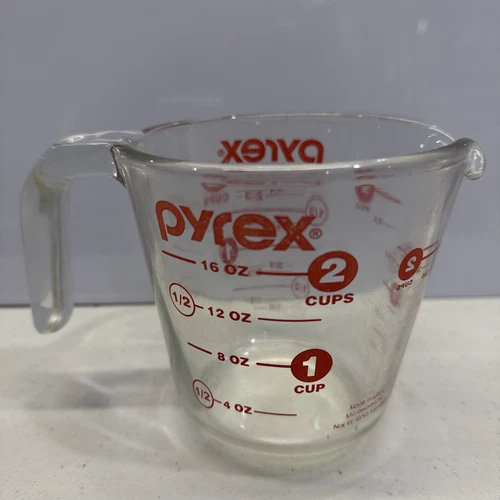 Pyrex 2 Cup Measuring Cup Red lettering and Open Handle #28 16OZ