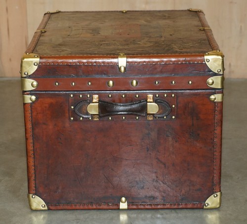 ONE OF A KIND ANTIQUE BROWN LEATHER STEAMER TRUNK WITH ARMORIAL COAT OF ARMS - Picture 18 of 23