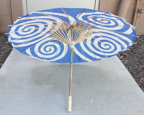 Paraguas de papel 32" azul cielo patrón espiral estilo japonés con mango de madera - Imagen 5 de 6