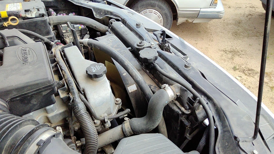 Cubierta del ventilador de refrigeración del radiador GMC Canyon 2004-12 OEM carcasa de plástico 3,7 l 15117016 Foto 4 de 4