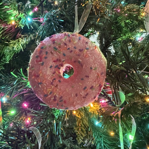 Weihnachtsdeko rosa lila hängende Donuts Glitzer Streusel x12 Set - Bild 2 von 3