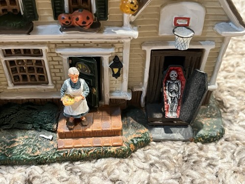 LEMAX Spooky Town Halloween Spookiest House On The Block Lighted w/ Box And Cord - Picture 5 of 12