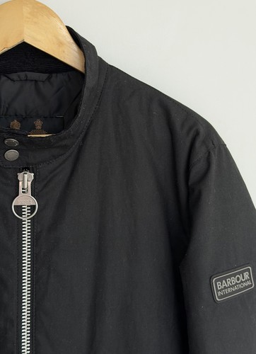 Chaqueta de algodón encerado Barbour International “Lutron Harrington” negra mediana - Imagen 6 de 17