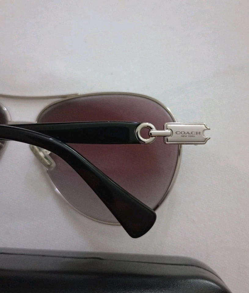 Gafas de sol de aviador COACH plateadas/negras para mujer con estuche rígido HC 7060 L952 135 mm Foto 3 de 4