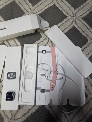 Apple Watch SE 2nd Gen 40mm Starlight w/ S/M Starlight Sport Band - Excellent - Photo 7 sur 8