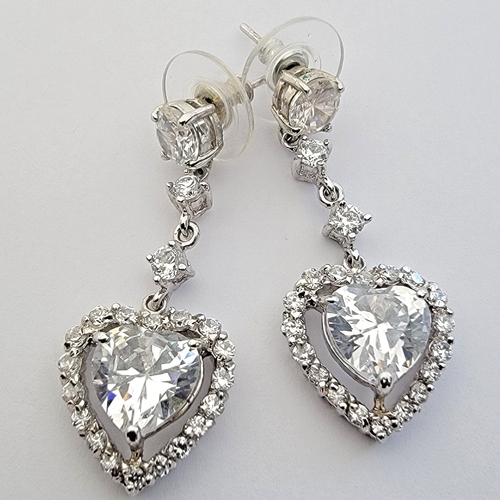 Simulated Diamond Dangle Heart WOW-BLING Earrings Silver Tone. NEW, WITHOUT TAG