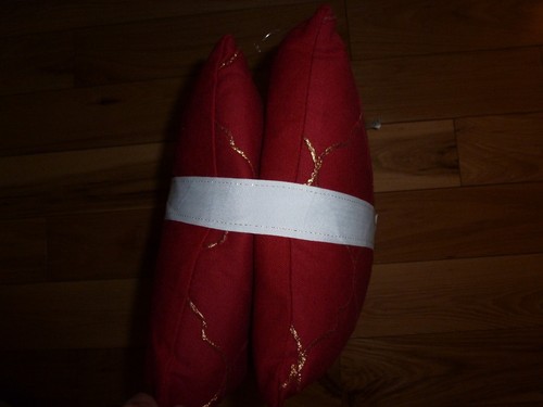 Set of 2 Marlo Lorenz Decorative Pillows Red & Gold BNWT - Picture 2 of 4