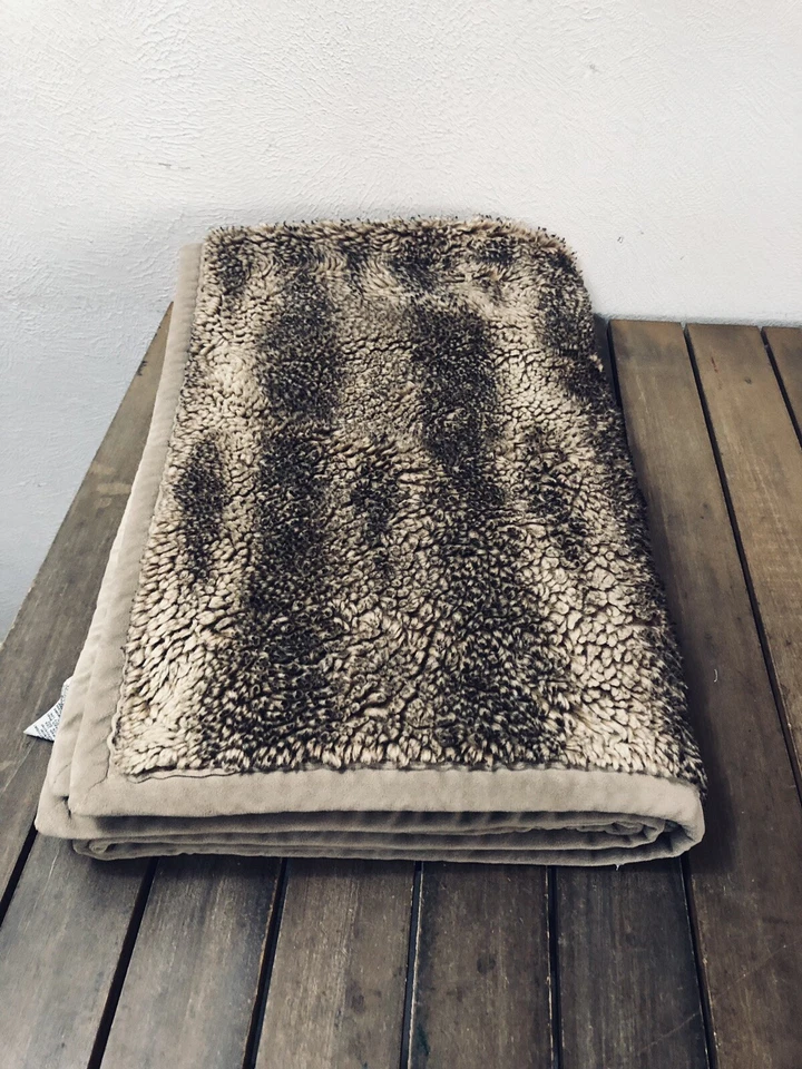 Manta Pottery Barn marrón de peluche de piel sintética 50x60" Foto 3 de 4