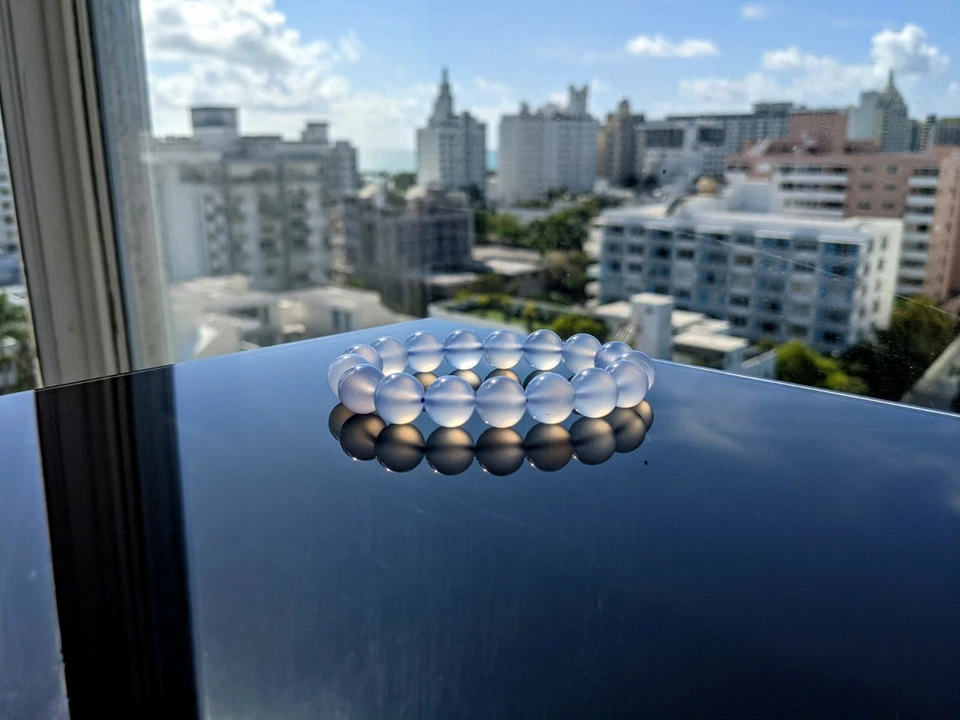 Pulsera de cuentas de calcedonia azul translúcido para hombre elástica 12 mm 7, 7,5, 8 u 8,5 pulgadas Foto 3 de 4