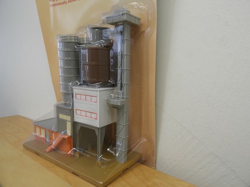 IHC, Cement Plant with Platform, HO Scale, PLASTIC BUILDING, No. 902 - Picture 4 of 6