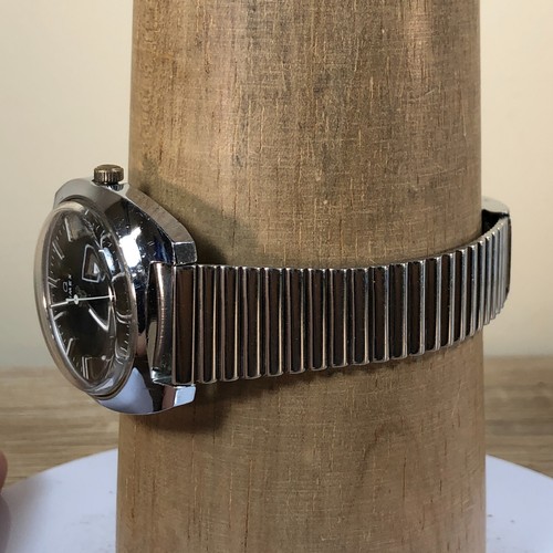 Vintage Timex Q Men Silver Tone Black Dial Day/Date Quartz Analog Watch 8 1/2" - Picture 2 of 14