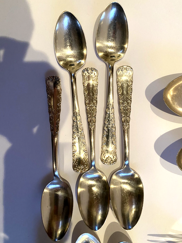 1847 Rogers Bros Silverware Vintage 40 Piece Set with 2 Scalloped Sugar Spoons - Picture 8 of 15