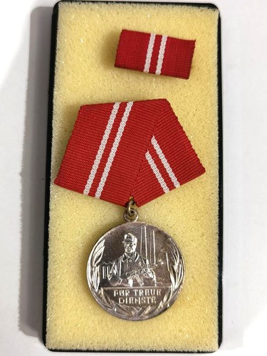 DDR Medaille für 10 Jahre treue Dienste in den Kampfgruppen der Arbeiterklasse. - Bild 5 von 6