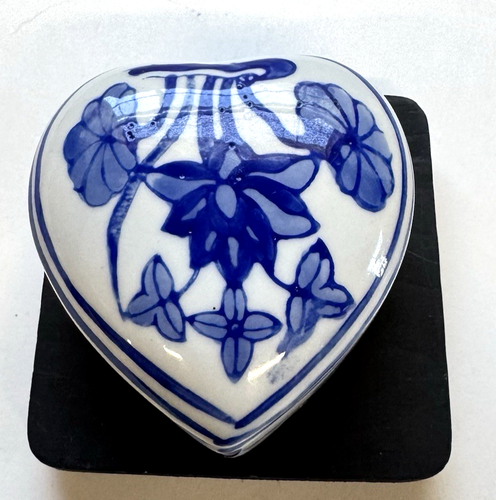 Hand painted Blue and White Porcelain Heart Shape Trinket Box Chinoiserie Floral - Picture 3 of 9