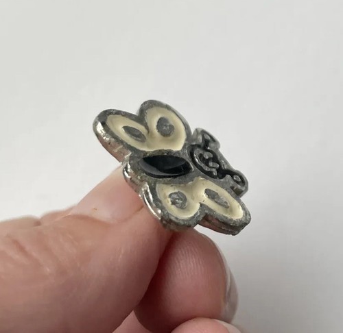 Prendedor solapa sombrero tono plata esmalte crema negro insecto cara sonriente mariposa - Imagen 7 de 12