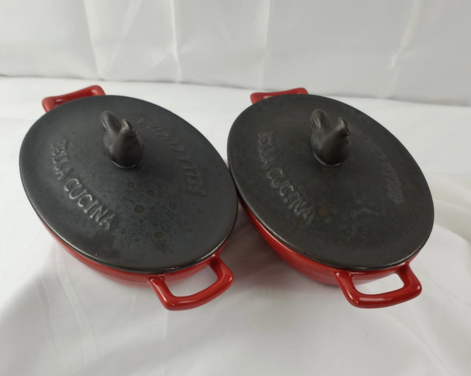 BELLA CUCINA RED OVAL CASSEROLE PIE DISH W/HANDLES W/LID ROOSTER KNOB 2 ITEMS
Opens in a new window