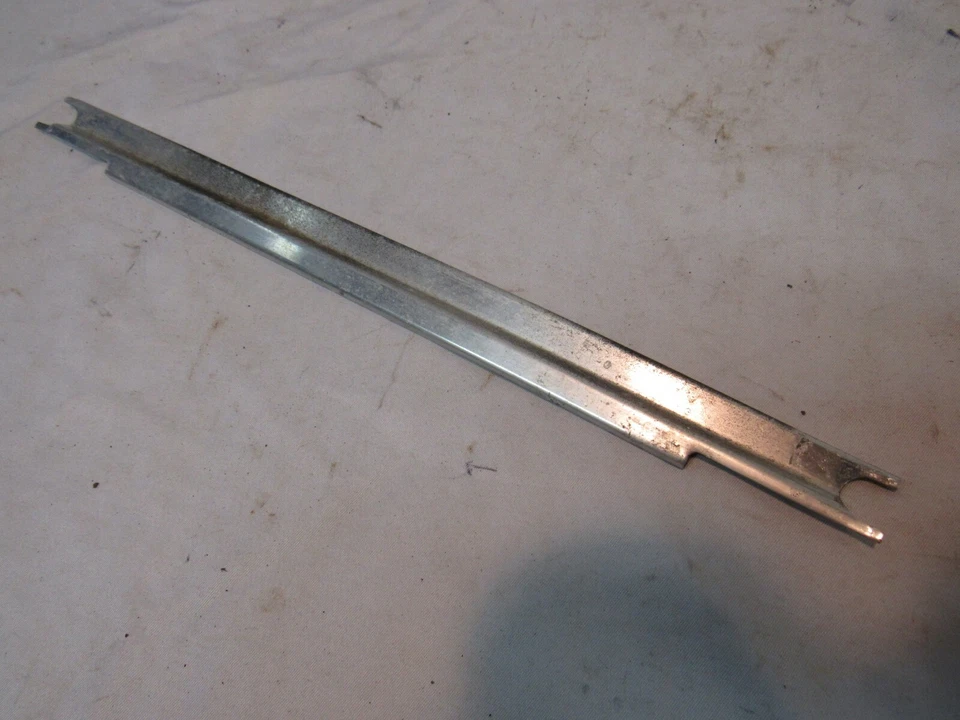 1966 1967 DODGE CORONET PLYMOUTH SATELLITE B-BODY REAR DOOR POST SILL TRIM Foto 2 de 3