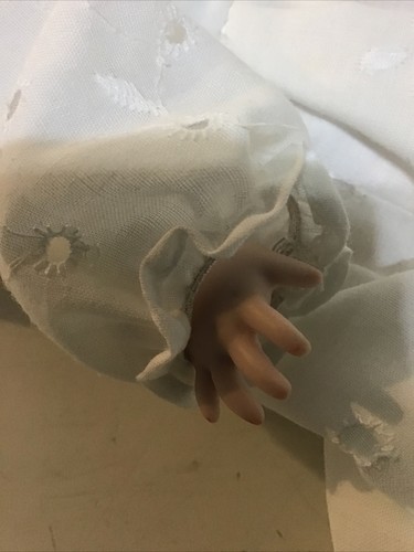 Muñeca bebé vintage de 9"" en vestido blanco de gran tamaño ojos azules composición cuerpo - Imagen 7 de 13