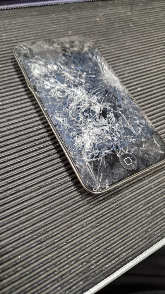 Apple iPod Touch 4th Gen A1367 MP3 Musik Spieler 32GB Nicht Aktiv Broken Display - Bild 2 von 4