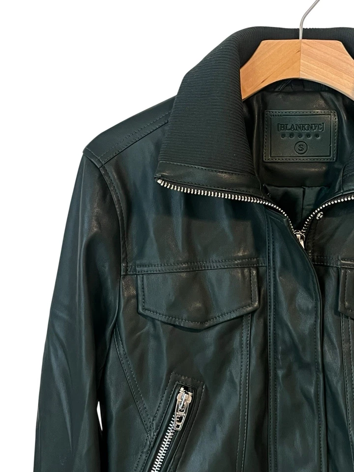 Chaqueta de cuero sintético BLANKNYC para mujer talla pequeña verde oscuro cremallera completa recortada a presión Foto 2 de 4