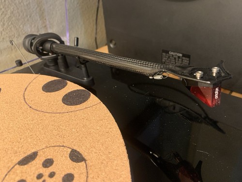 Tocadiscos Pro-ject Debut Carbon Belt Drive con cartucho rojo Ortofon 2M - Imagen 4 de 8