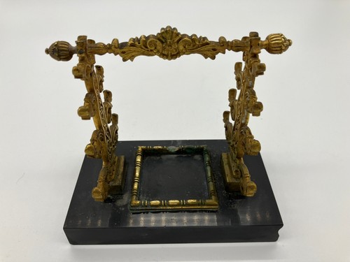 SOPORTE PARA BOLÍGRAFOS DE BRONCE ESTILO ANTIGUO ORNAMENTADO - TIENE CAPACIDAD PARA 8 BOLÍGRAFOS - DISEÑO FLORAL Y DE PERGAMINO - Imagen 1 de 18