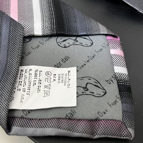 Corbata de seda a rayas El Triomf de Salvador Dalí EMPORIO VALENTINI caja de regalo con etiqueta - Imagen 6 de 17