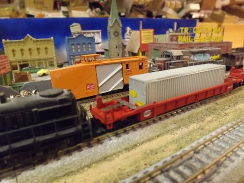 N-Scale Custom NEW YORK CENTRAL (NYC ) WELL CAR W/ 48' CONTAINER CAR # 88113 - Picture 2 of 3