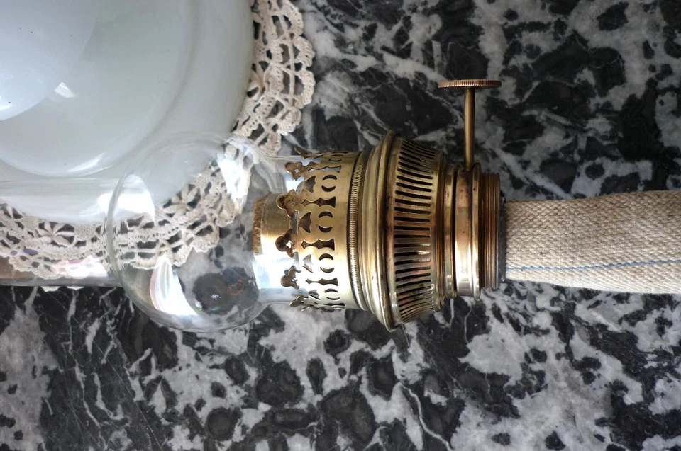 LAMPE  A  PETROLE  DE  TABLE  ANCIENNE  et  SPLENDIDE. EPOQUE FIN DU XIX ° - Photo 4/4