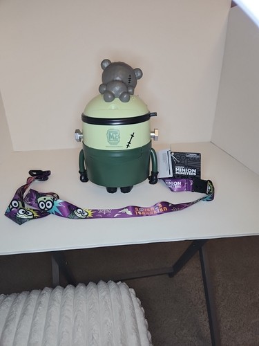 Cubo de palomitas de maíz Universal Studios 2024 Minion Halloween iluminado Bob Zombie NUEVO - Imagen 4 de 5