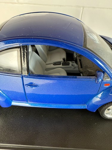 Bburago 1:18 Volkswagen New Beetle (1998) Die-Cast Model – Blue – Made in Italy - Picture 10 of 10