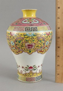 Antique 18thC Chinese Porcelain Famille Rose Qing Dynasty QianLong Mark Vase NR