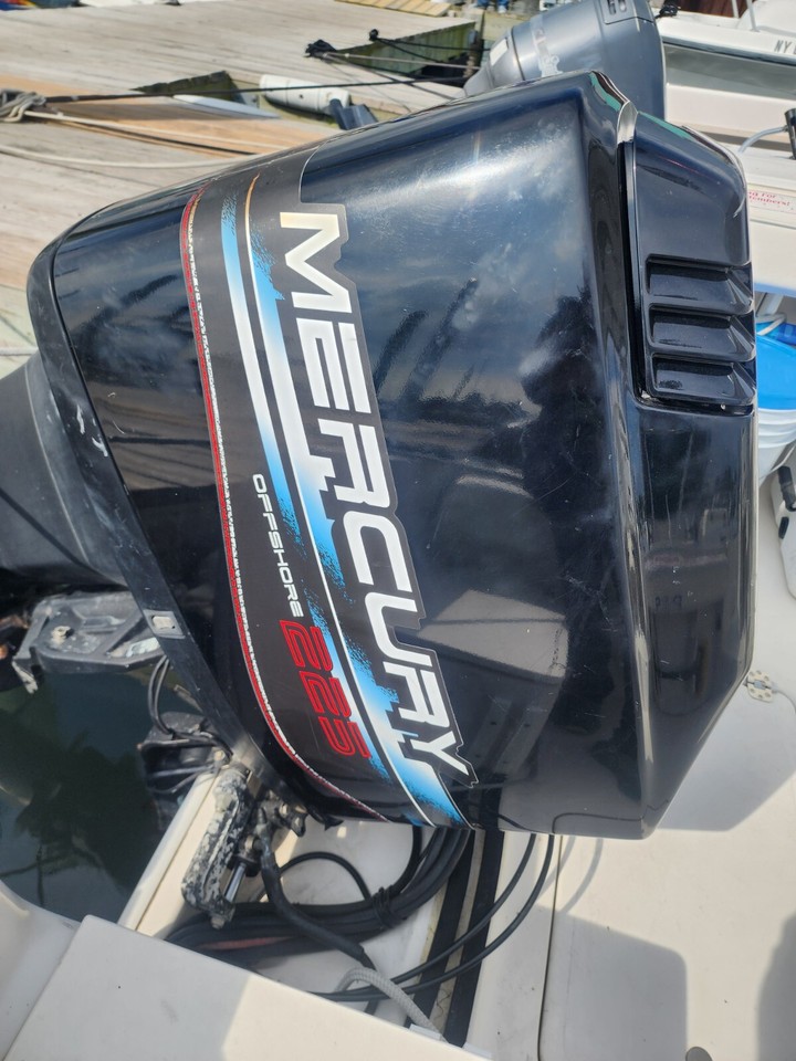 Mercury outboard 225hp XL For Parts Only (Engine Turns Block Damaged